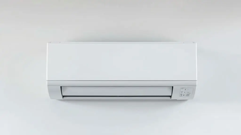 Análise para saber se o ar-condicionado Gree é bom, com um modelo split moderno, branco e sem marca, instalado em uma parede de cor neutra.