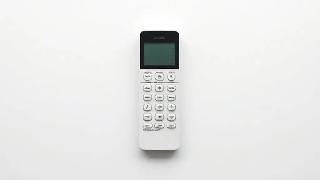 Controle remoto universal para ar-condicionado totalmente branco, sem marca, centralizado em um fundo neutro com iluminação de estúdio profissional.