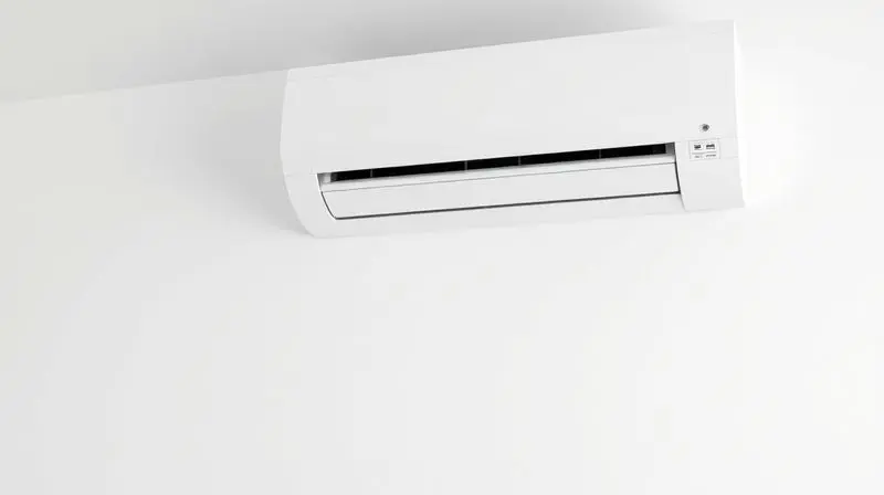 Detalhe de uma canaleta de PVC branca e discreta escondendo os canos do ar-condicionado em uma parede, mostrando um acabamento limpo e prático.