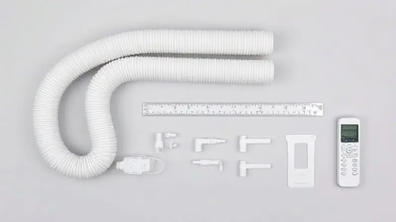 Kit completo de instalação para ar-condicionado portátil, incluindo régua de vedação, duto de exaustão e conectores, organizados em fundo neutro.