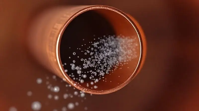 Ilustração conceitual do processo de vácuo, mostrando a remoção de umidade e contaminantes de dentro da tubulação do ar-condicionado.