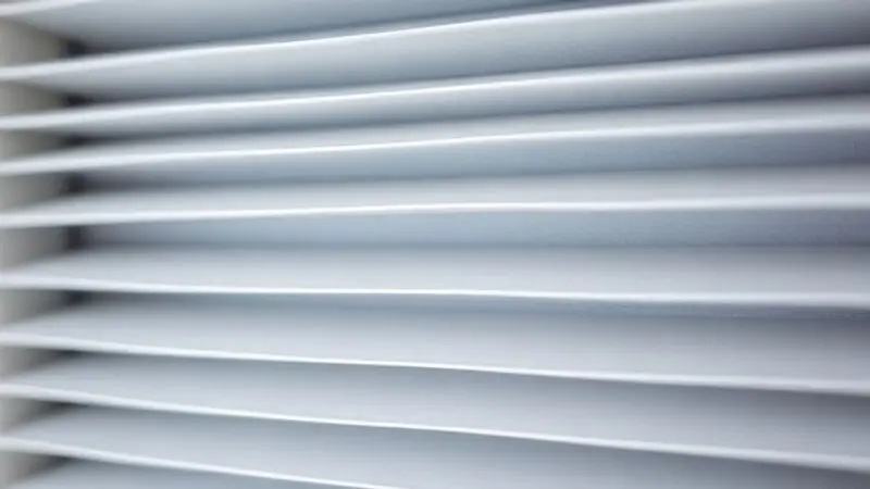 Detalhe do sistema de filtragem de um ar-condicionado, exibindo as camadas do filtro que garantem a pureza e a qualidade do ar no ambiente.